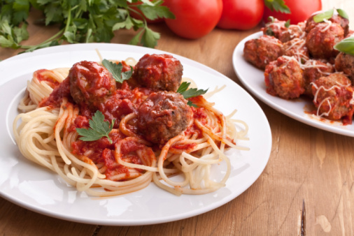 spaguettis con albóndigas